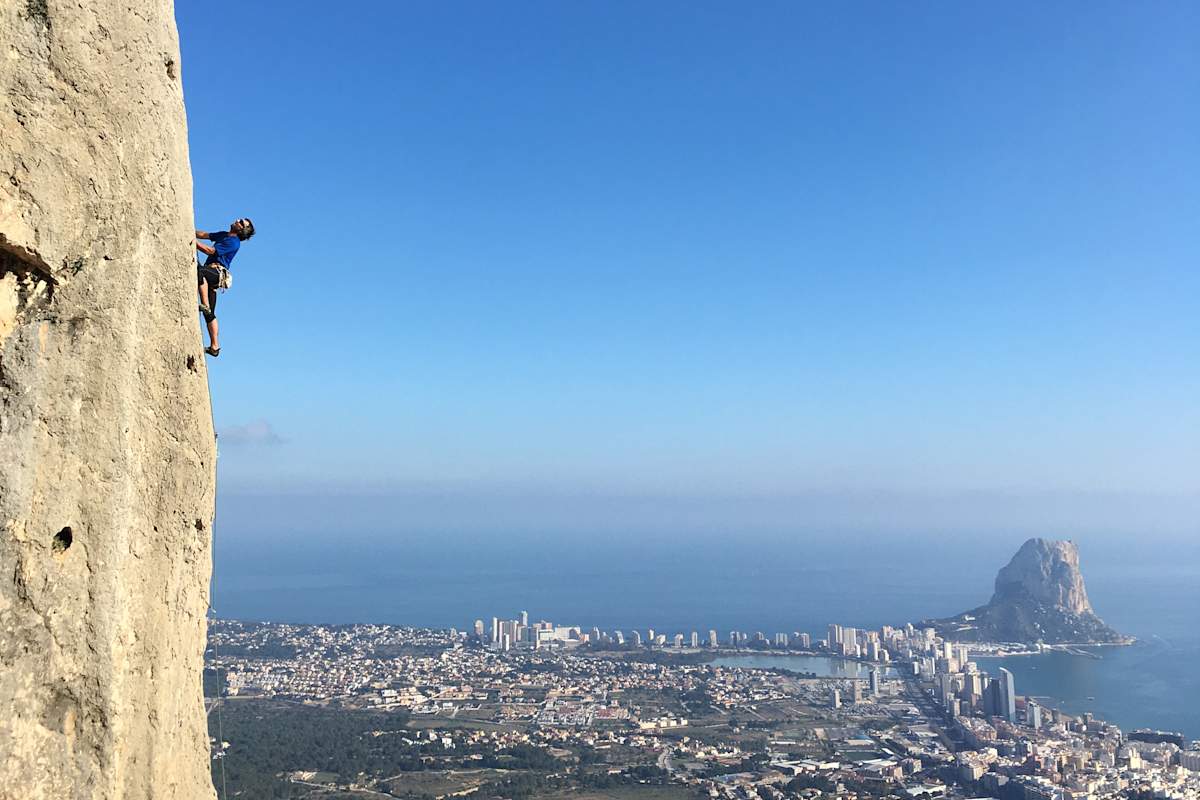 Großartige Aussichten versprechen die Kletterfelsen rund um Alicante, Spanien