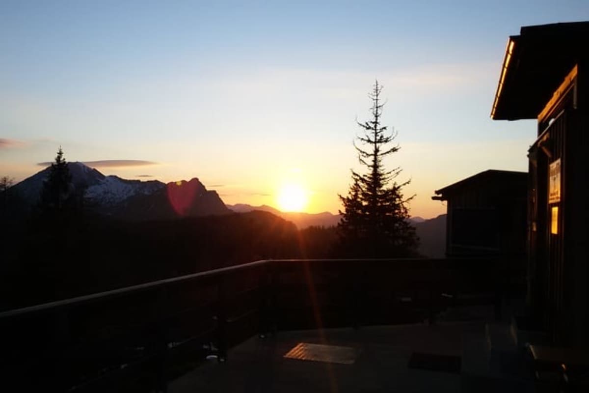 Die Goiserer Hütte im Sonnenuntergang