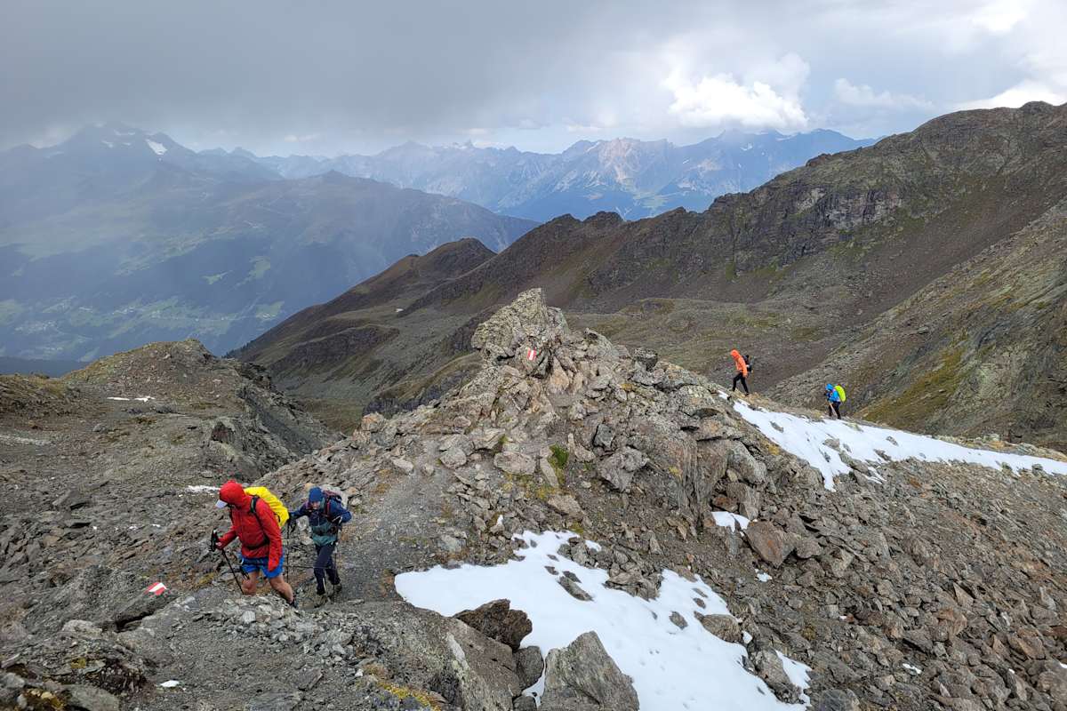 Wanderer beim Anstieg zum Furgler