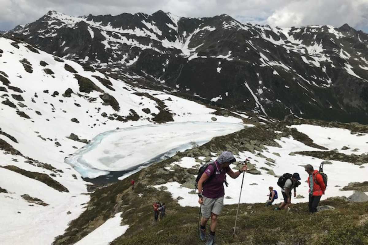 Ingrid Hayek geht mit gutem Beispiel voran - hier oberhalb des Mölssees.