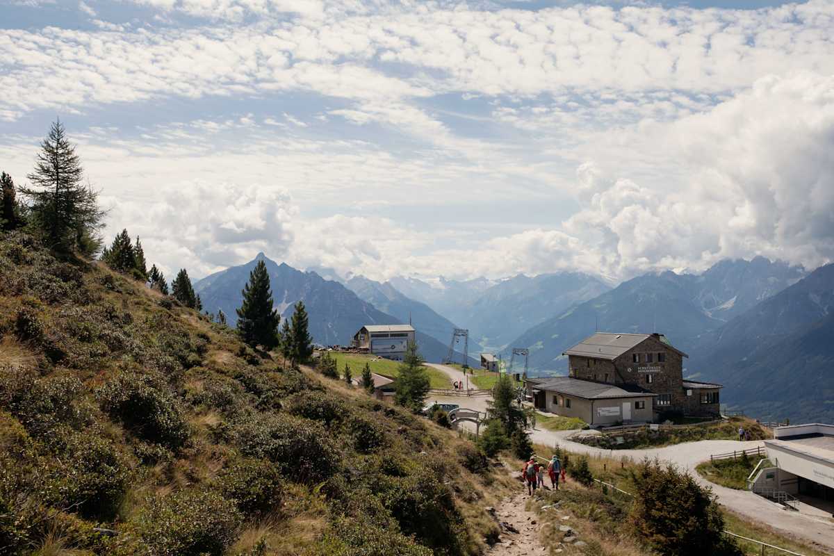 Das Patscherkofel Schutzhaus mit der Bergstation des Liftes