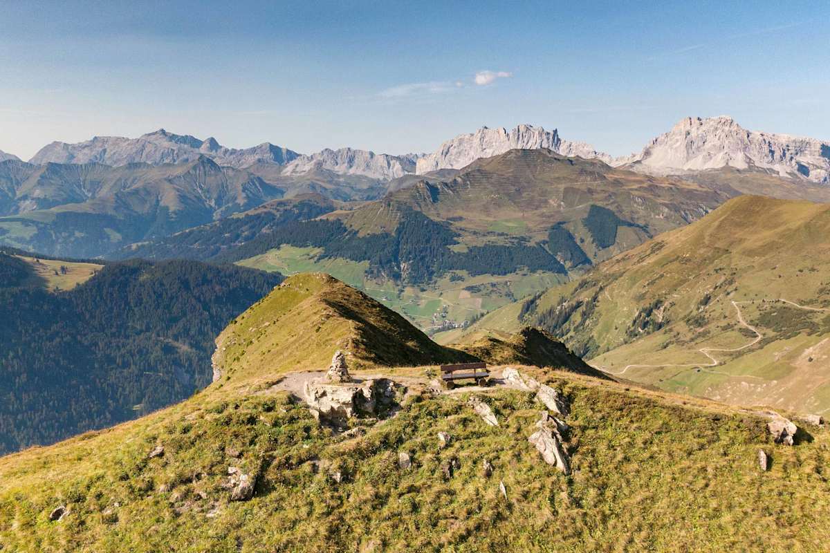Jägglisch Horn mit Blick auf das Dorf, auf das Chüenihorn und zu den imposanten Kalkwänden des Rätikon. 
