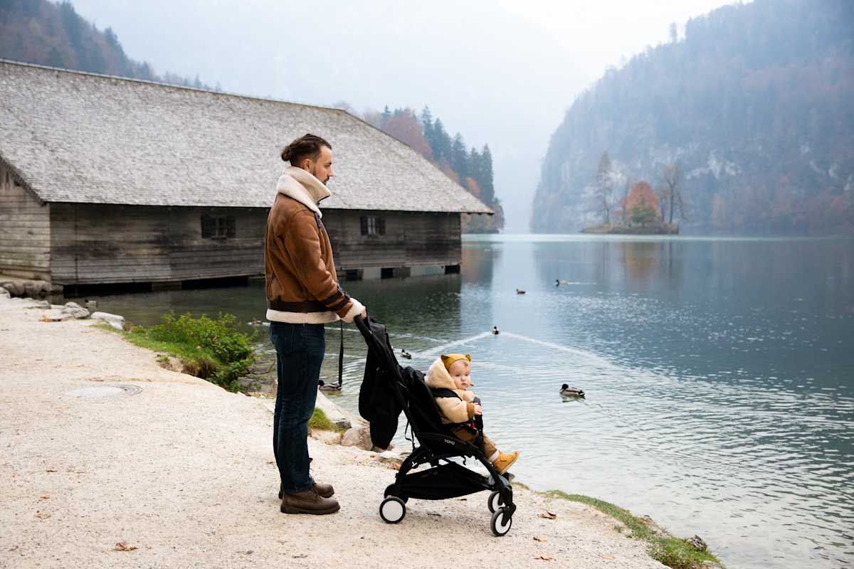 Wanderer mit Kinderwagen