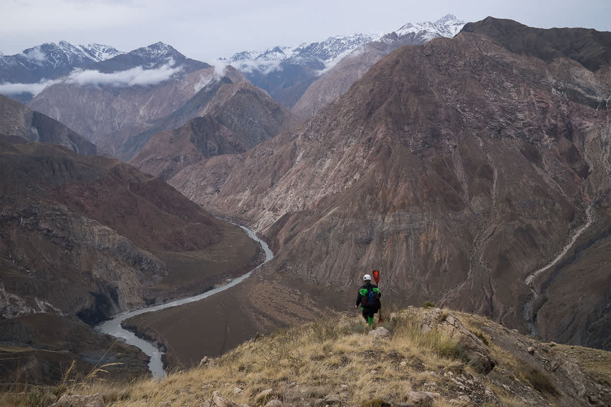 Adrian am Rückweg vor sagenhafter Kulisse