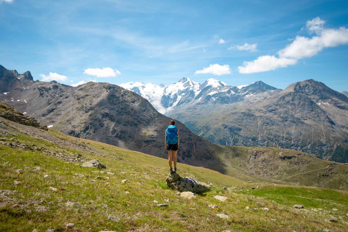 Auf dem Weg hoch zum Piz Languard im Engadin, im Hintergrund das Bernina Massiv