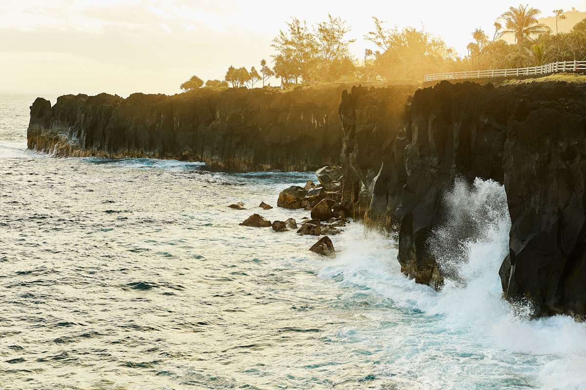 Steile Sache: die Klippen von Cap Méchant bei Saint-Philippe an der Südküste