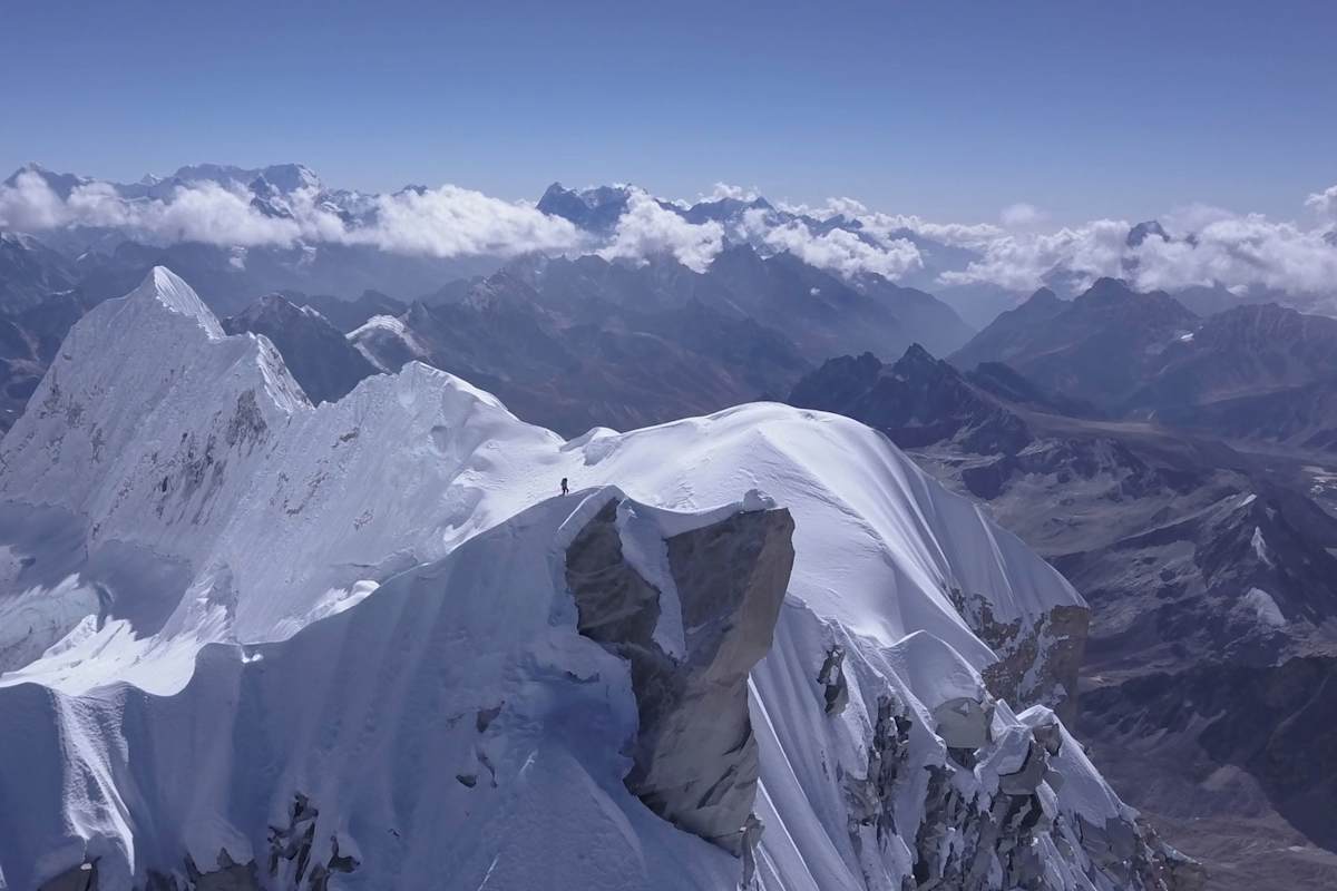 David Lama erreicht den Gipfel des Lunag Ri