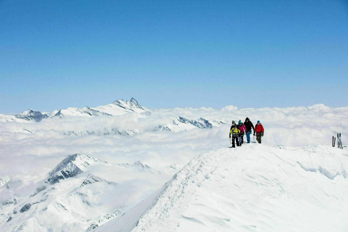 Am Gipfelgrat des Großvenedigers, im Hintergrund der Großglockner