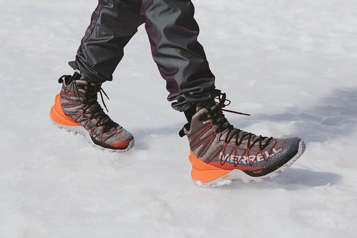 Eine wasserfeste Oberfläche ist beim Winterwanderschuh sowieso Pflicht. Der Thermo Rogue 3 besitzt außerdem eine Sohle, die Wärme speichert.