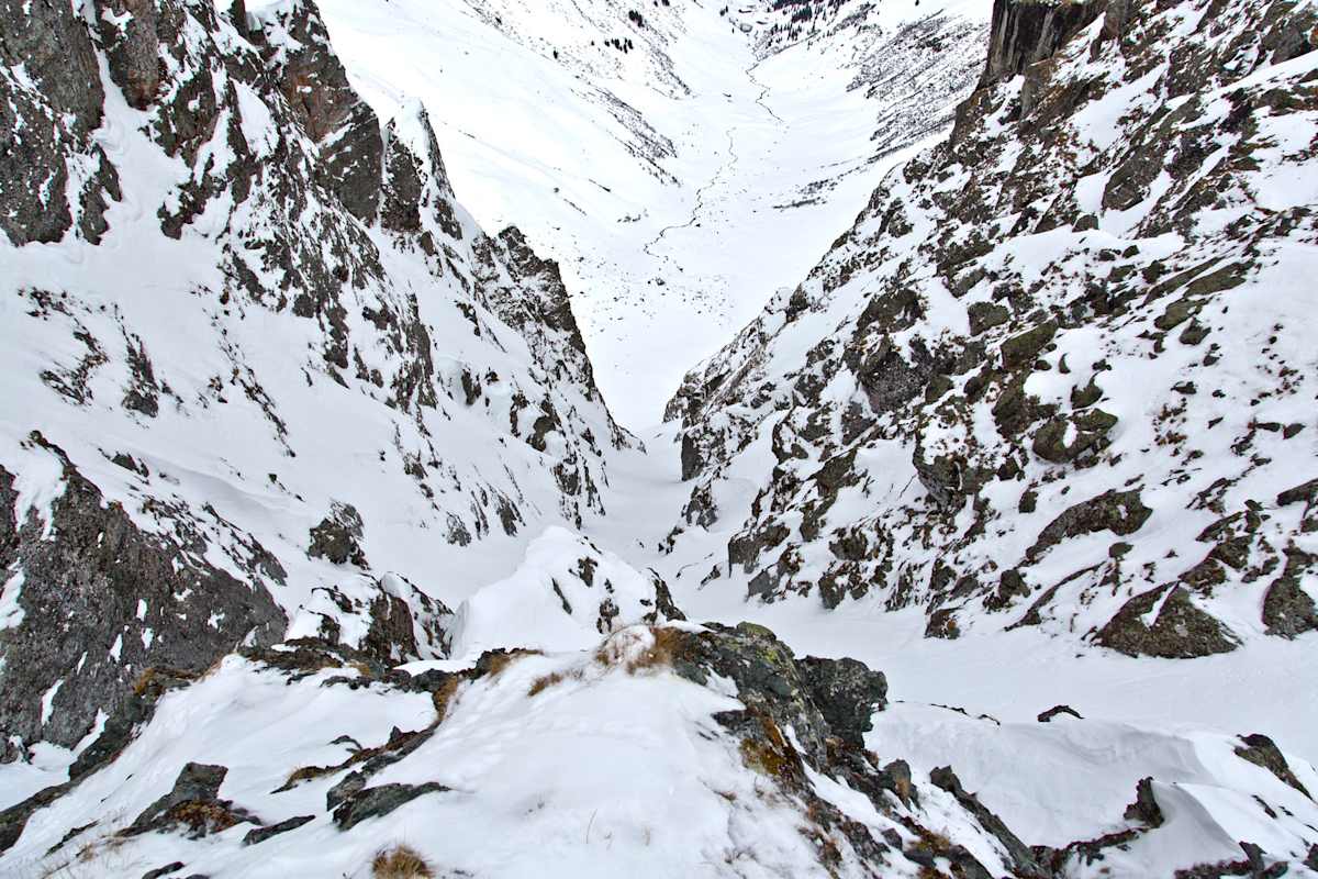 Blick bergabwärts in das Tal