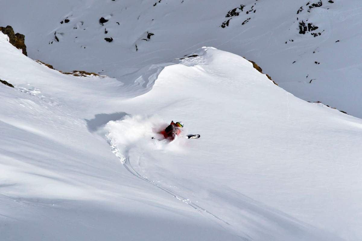 Abfahrt im Schnee mit Ski