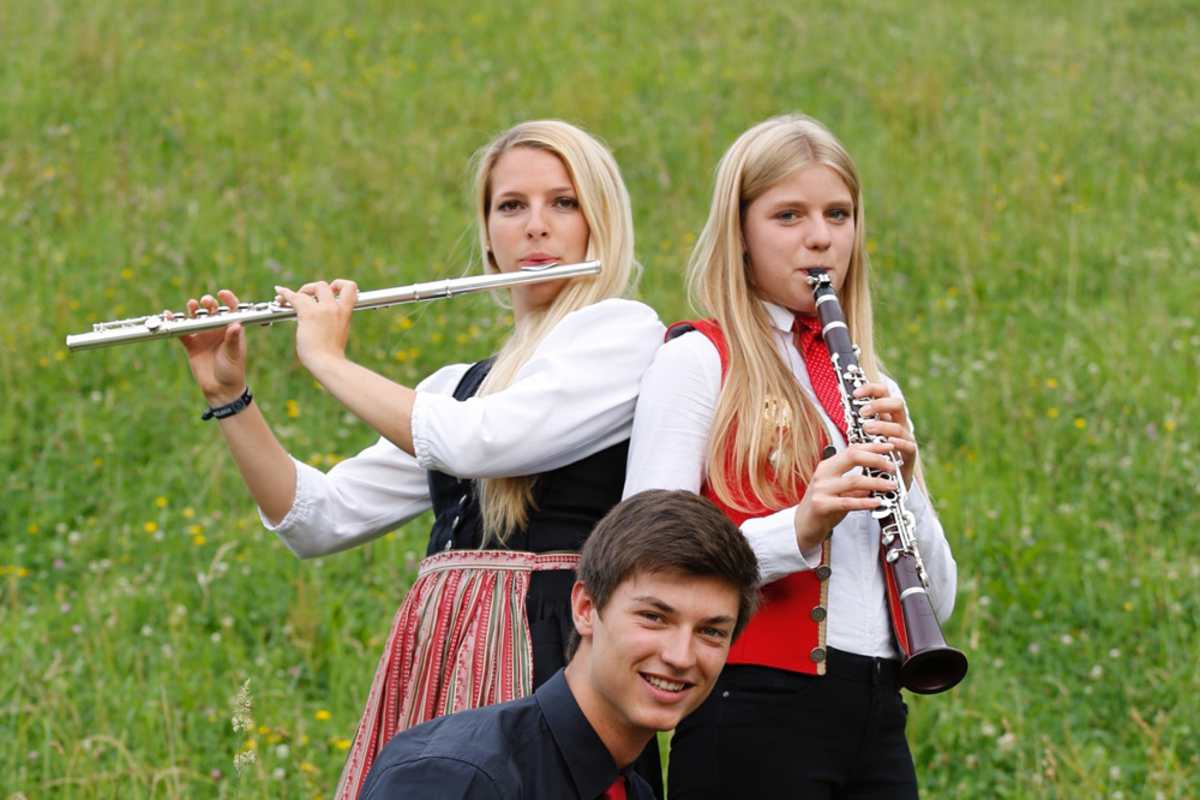Drei Musiker im Gras