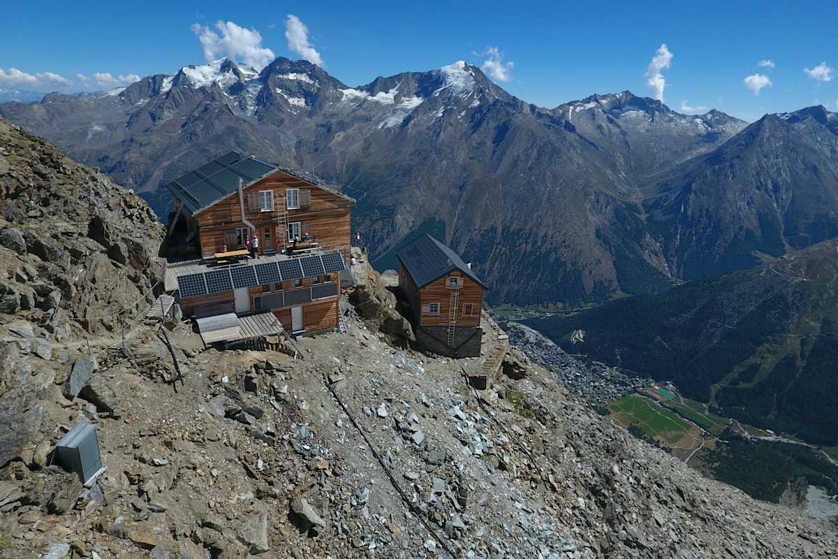 Exponiert thront die Mischabelhütte über dem Saastal