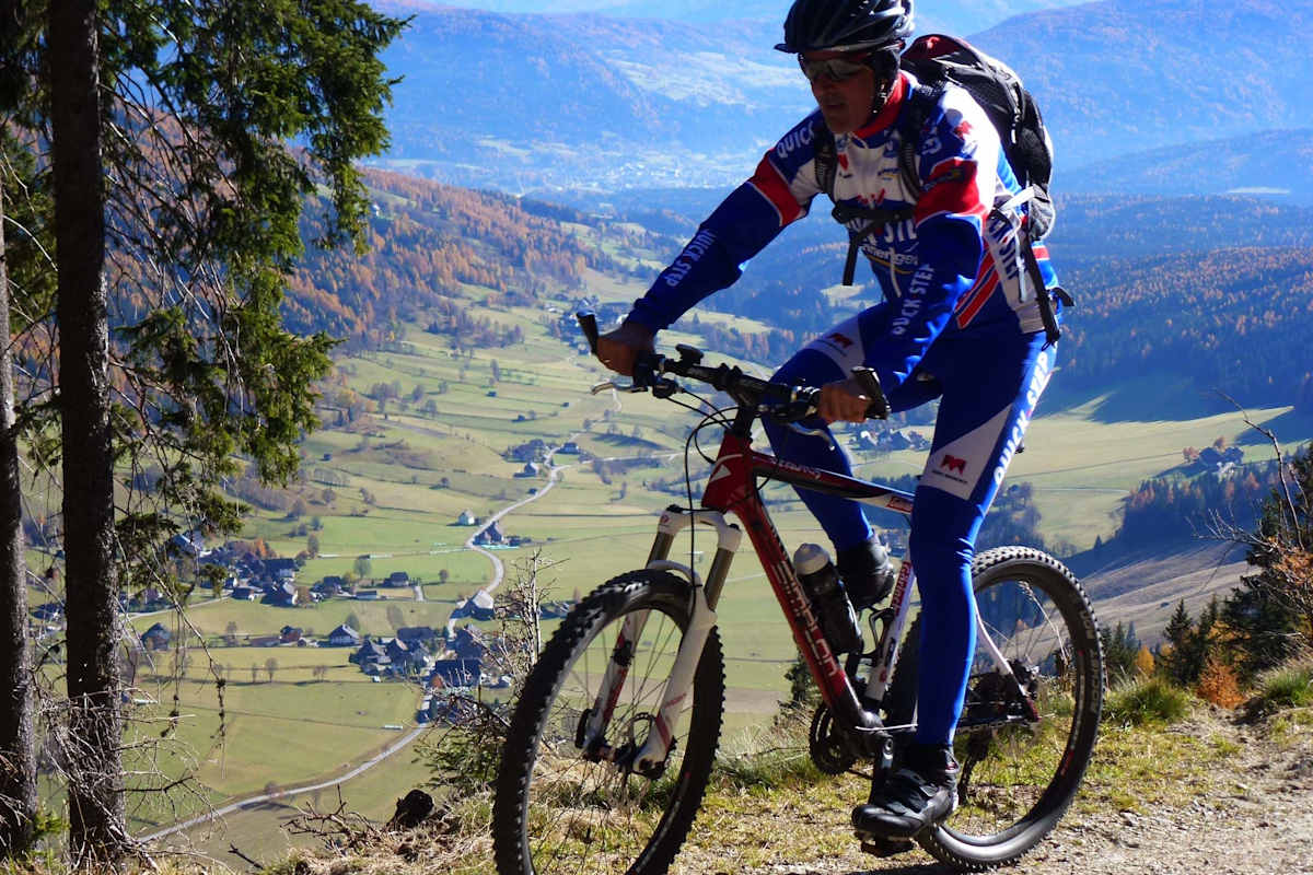 Auf ausgewiesenen Mountainbikerouten genießt man die Landschaft rund um Göriach.