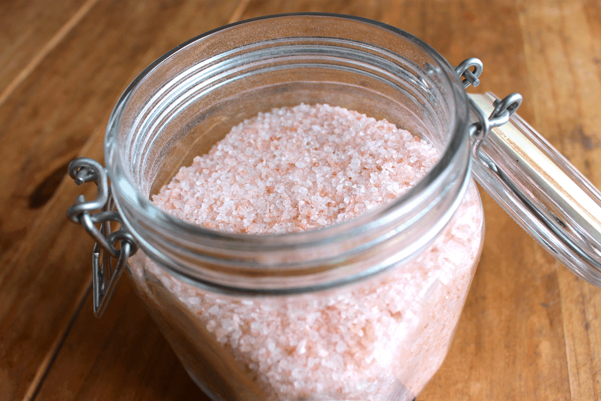 Naturbelassenes Berg- oder Himalayasalz sorgt für den Schrubbeffekt im DIY-Peeling