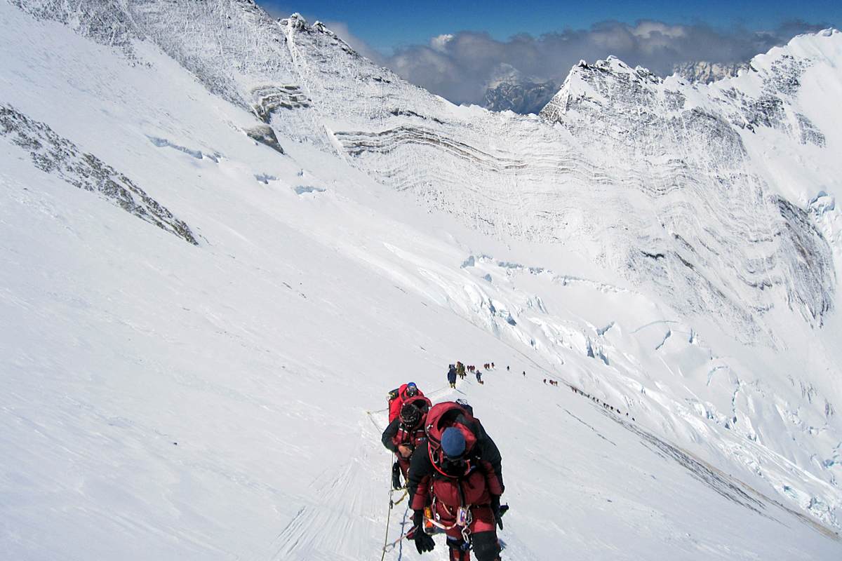 Blickfang im „Tal des Schweigens“: Der Normalweg zum Everest verläuft über das Lhotse Face unterhalb der Marmorwelle