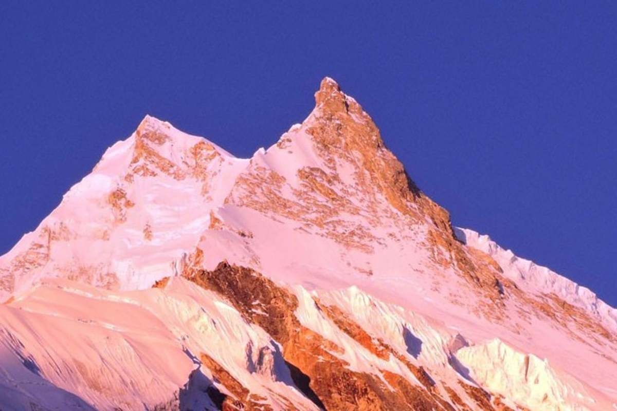 Die Ostseite des Manaslu wird von einem bizarr geformten Nebengipfel dominiert