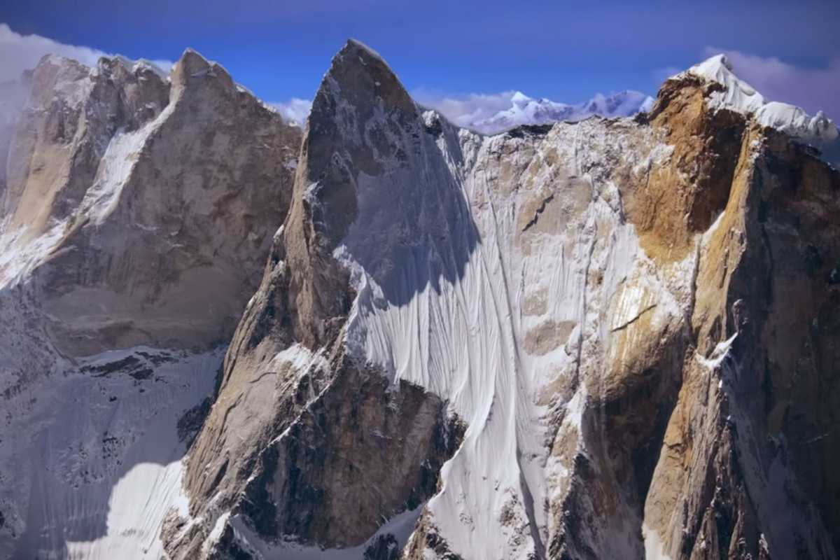 Zentrum des Universums: der scharfe Nordostgrat der „Haifischflosse“ am Meru Central
