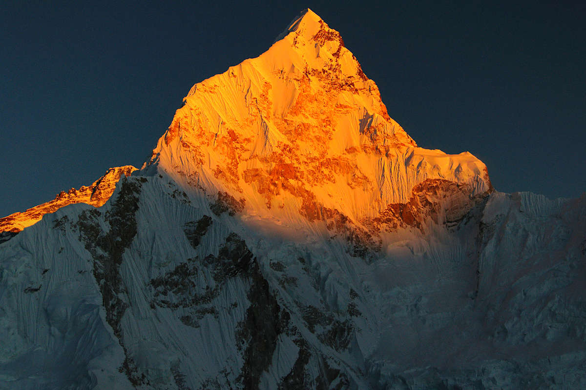 Die Westwand des Nuptse im letzten Abendlicht. Aufnahme vom Kala Patthar-Hügel aus