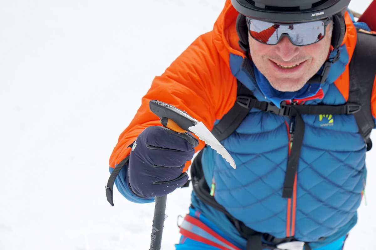 Skibergsteiger mit Skistock-Pickel