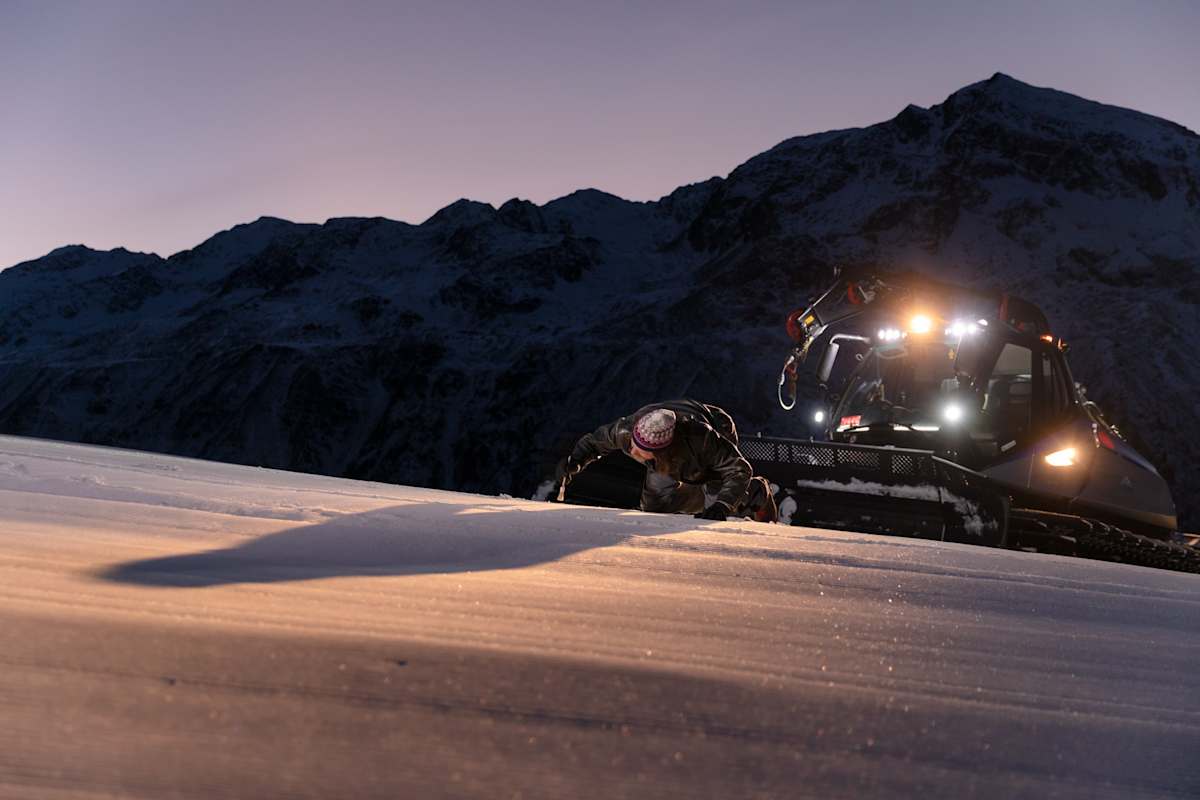 Die Präparierung der Pisten ist mühevoll, aufwändig und kostspielig.  – siehe Pistentouren-Regel 5