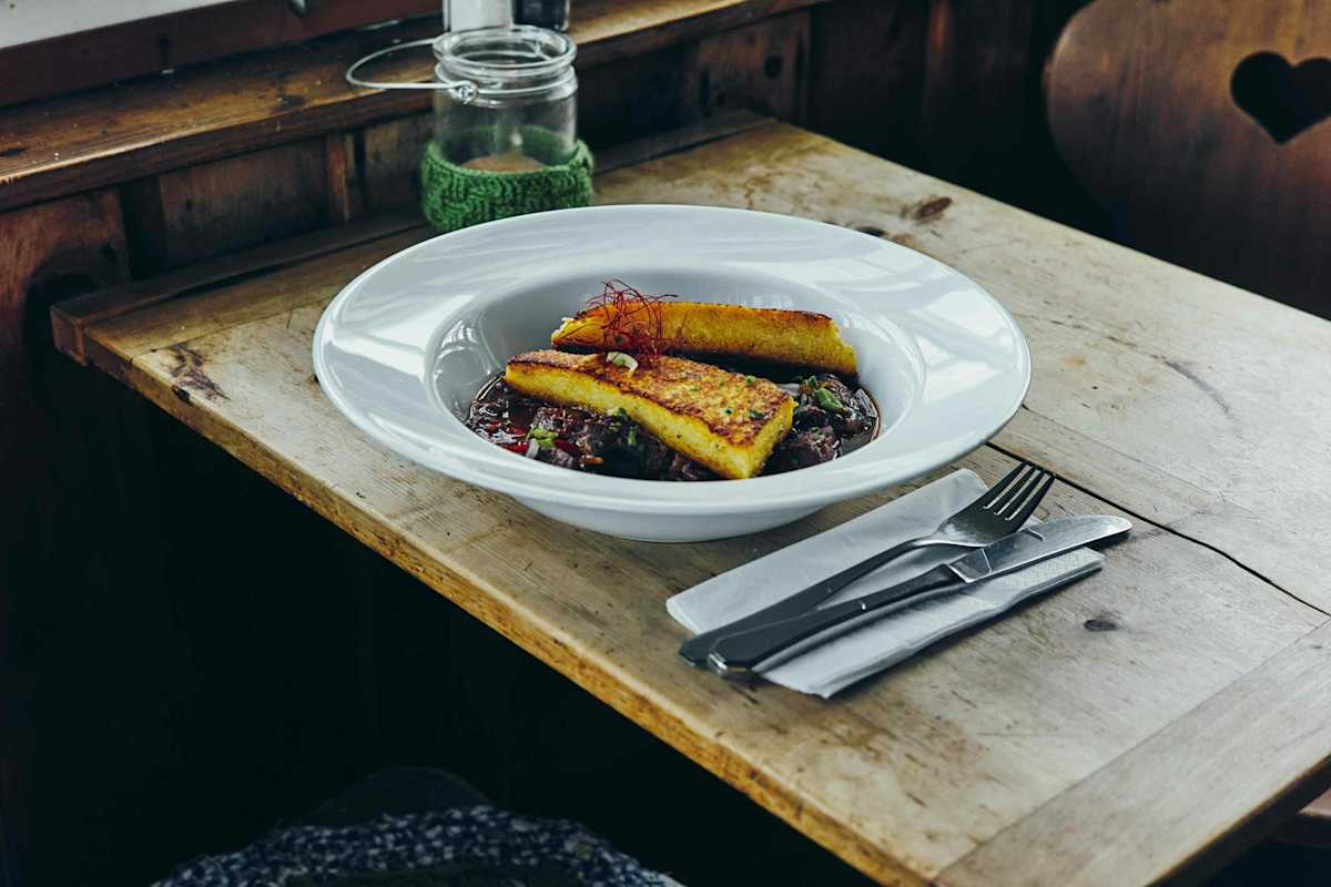 Eine weitere Polenta-Rezeptidee: Polentaschnitten mit Gulasch, Spezialität der Ostpreußenhütte