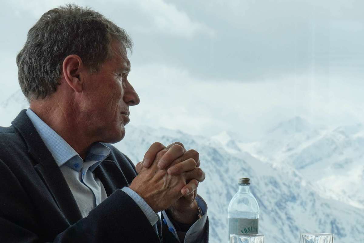 Prof. Dr. Töchterle schaut in die Skitouren-Berge