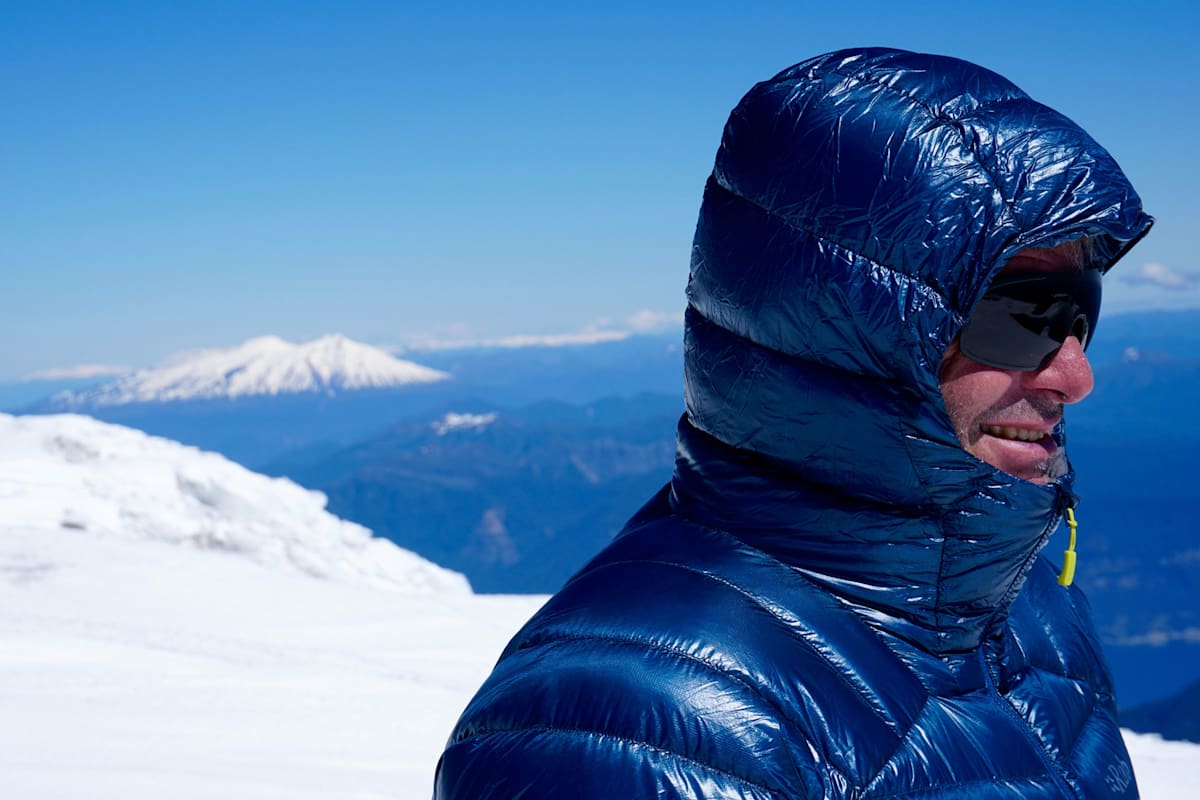 Die Kapuze mit kleinem Schild folgt den Bewegungen des Kopfes