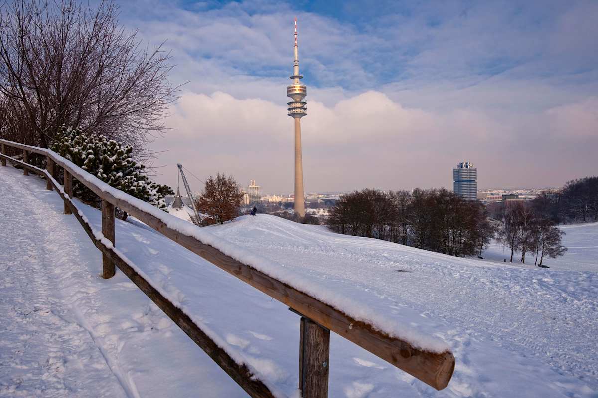 Der winterliche Olympiapark in München