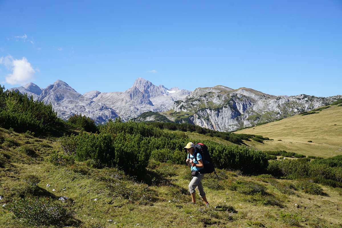 Wanderer mit Dachstein im Hintergrund