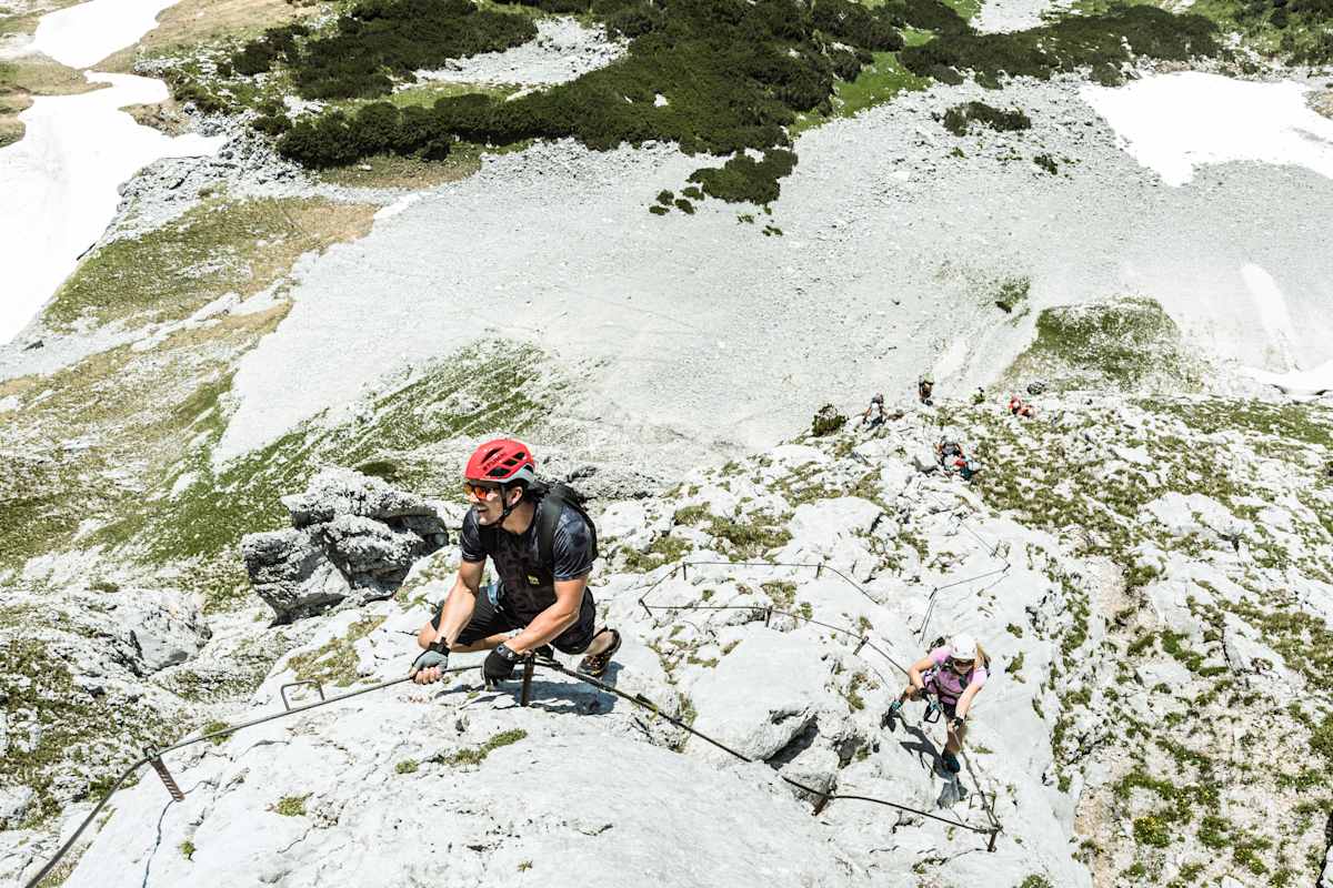 Tiefblick im Gamsblick-Klettersteig in der Steiermark