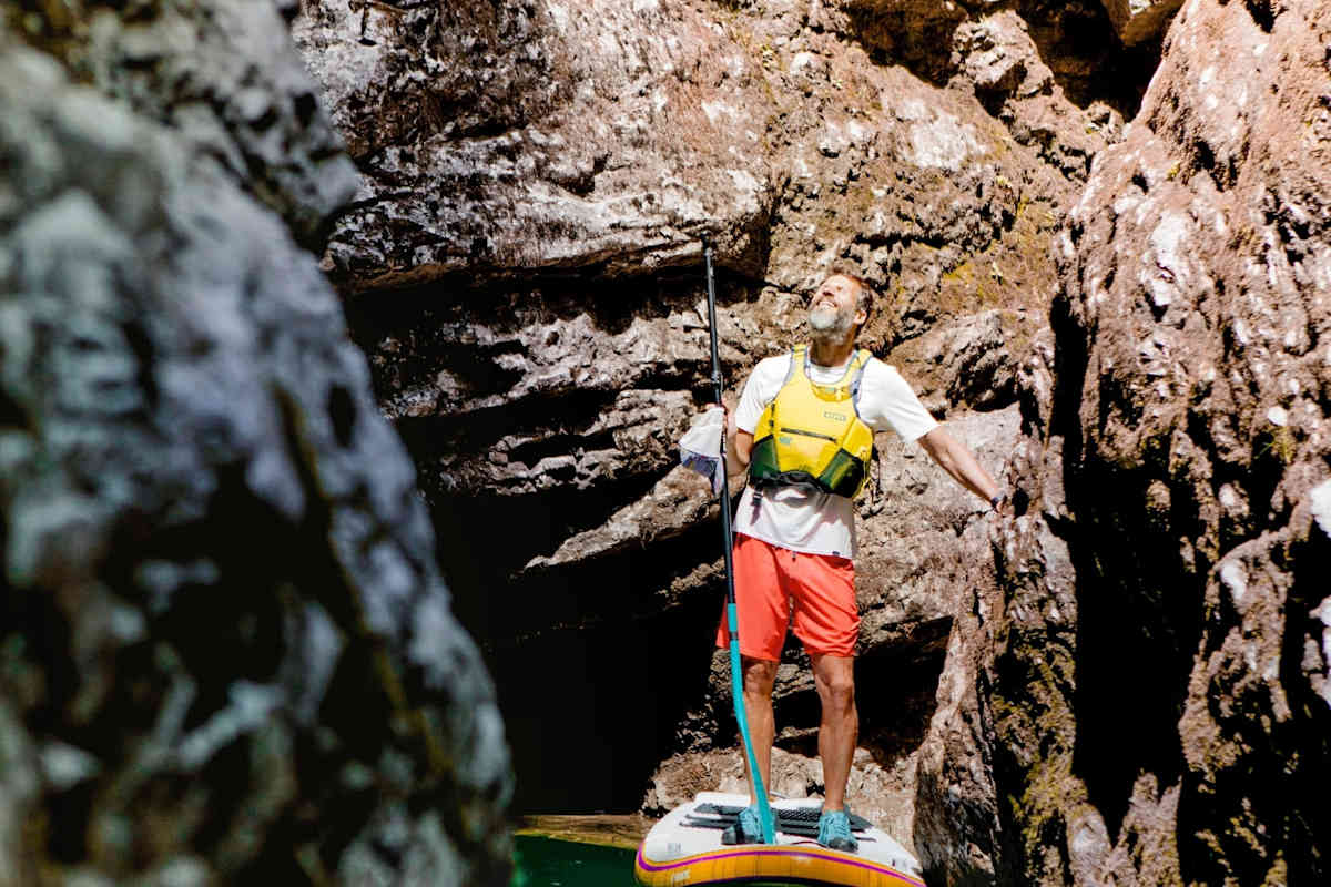 Ein Paddler in einer Gumpe.