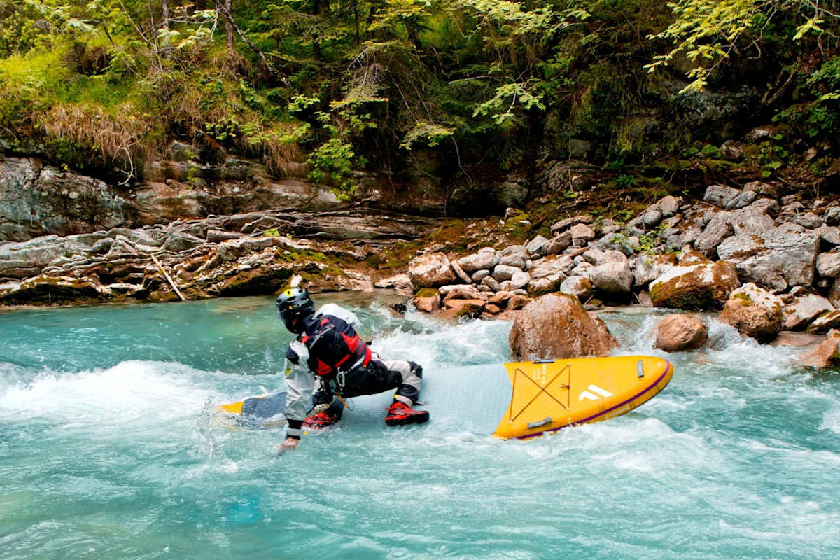 Ein Paddler in einer scharfen Wildwasser-Kurve.