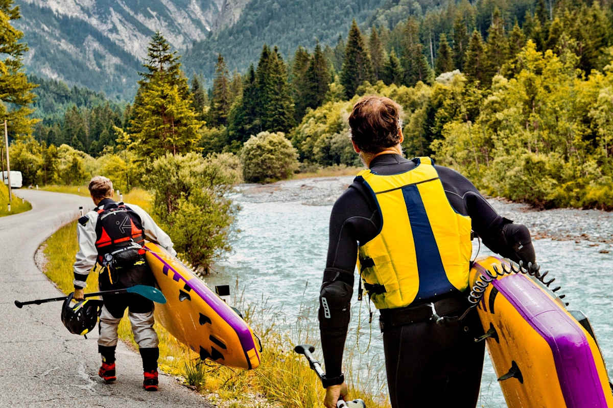 Paddler am Weg zum nächsten Zustieg.