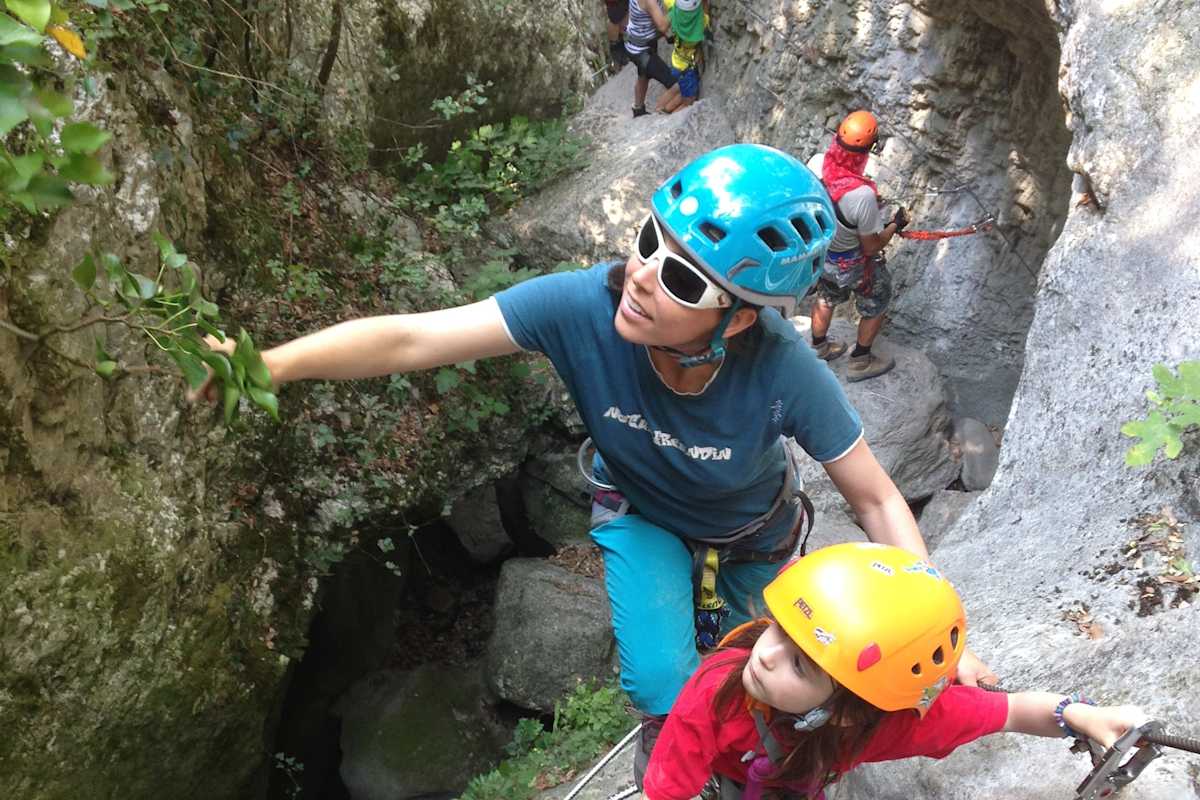 Begleitperson mit Kind im Klettersteig