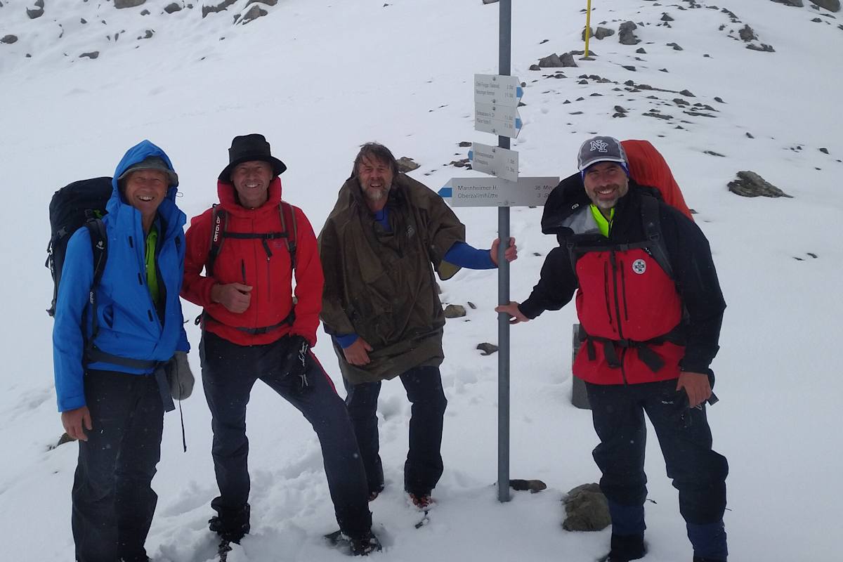 Wanderer bei Schnee im Rätikon