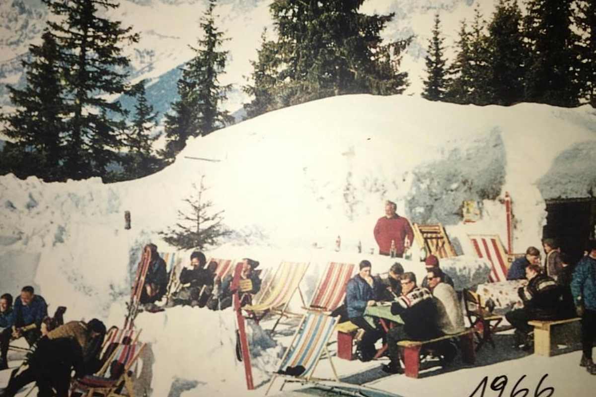 Willi Thaler an der Schneebar seines Iglus im Jahr 1966.
