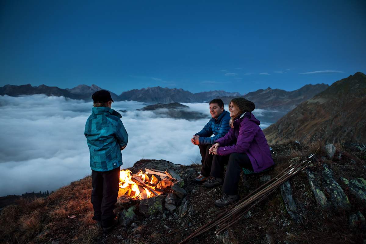 Lagerfeuer beim alpinen Camping im Montafon