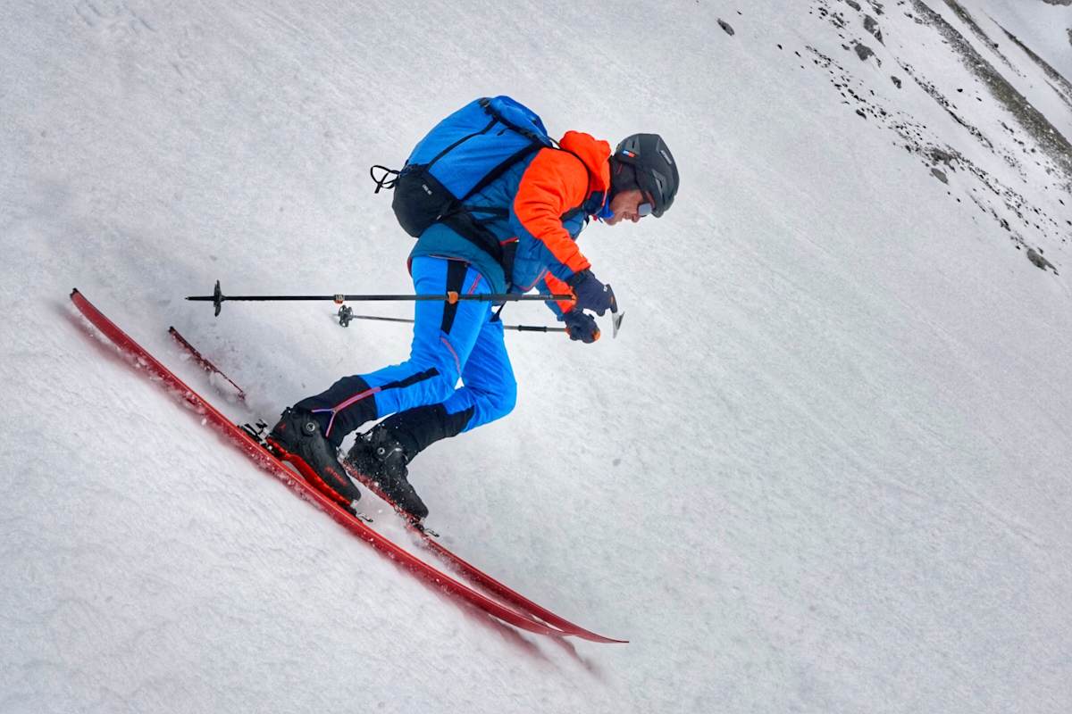 Skifahrer mit den Camox Freebird Ski von Black Crows 