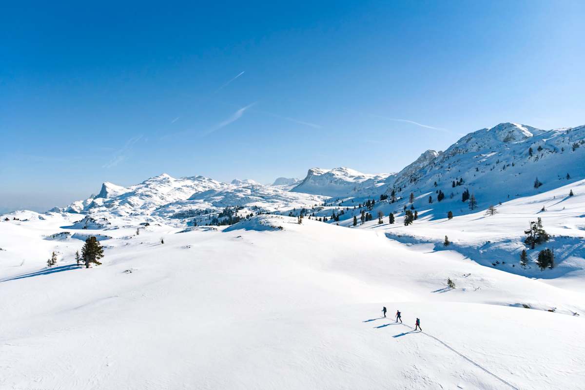 Skitourengeher im Winter im Toten Gebirge Luftaufnahme