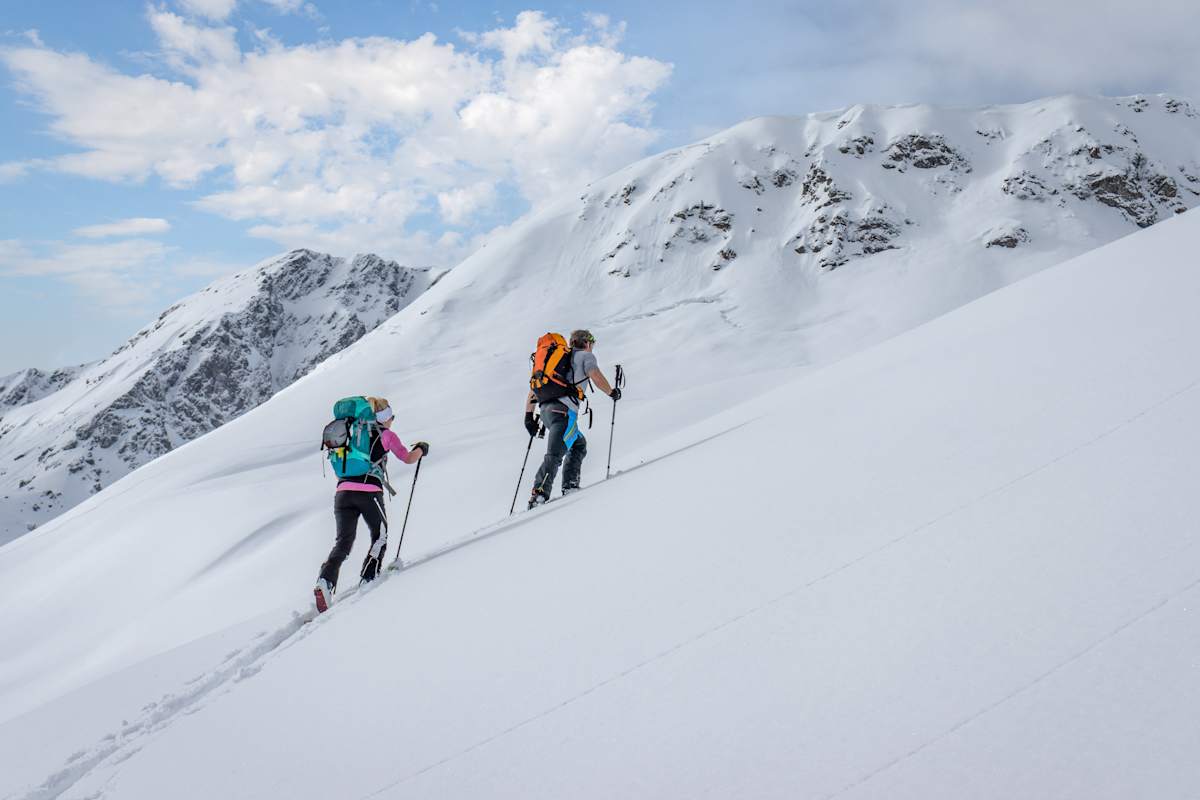 Skitourengeher in den winterlichen Alpen