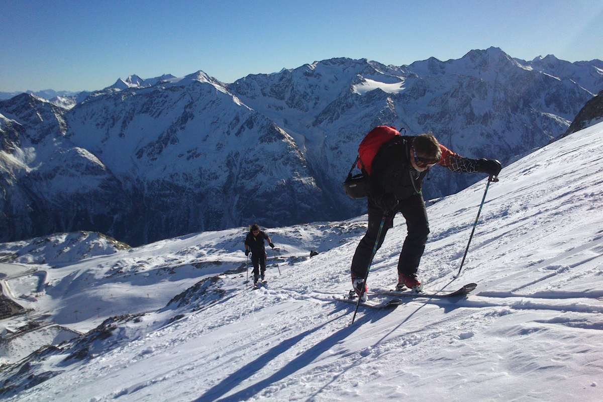 In Sölden sind die Pistenbedingungen gut, im Gelände schauen noch Steine raus.