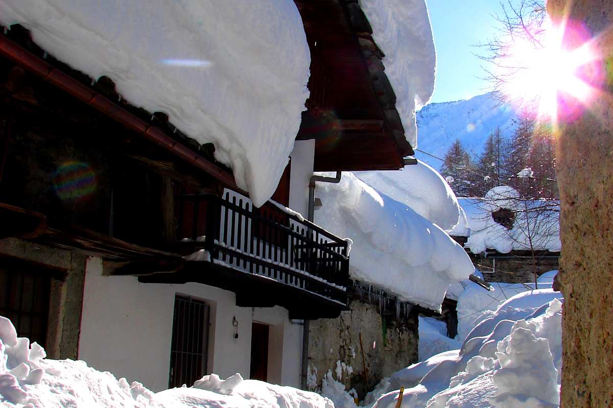 Tief verschneite Straße in Balme