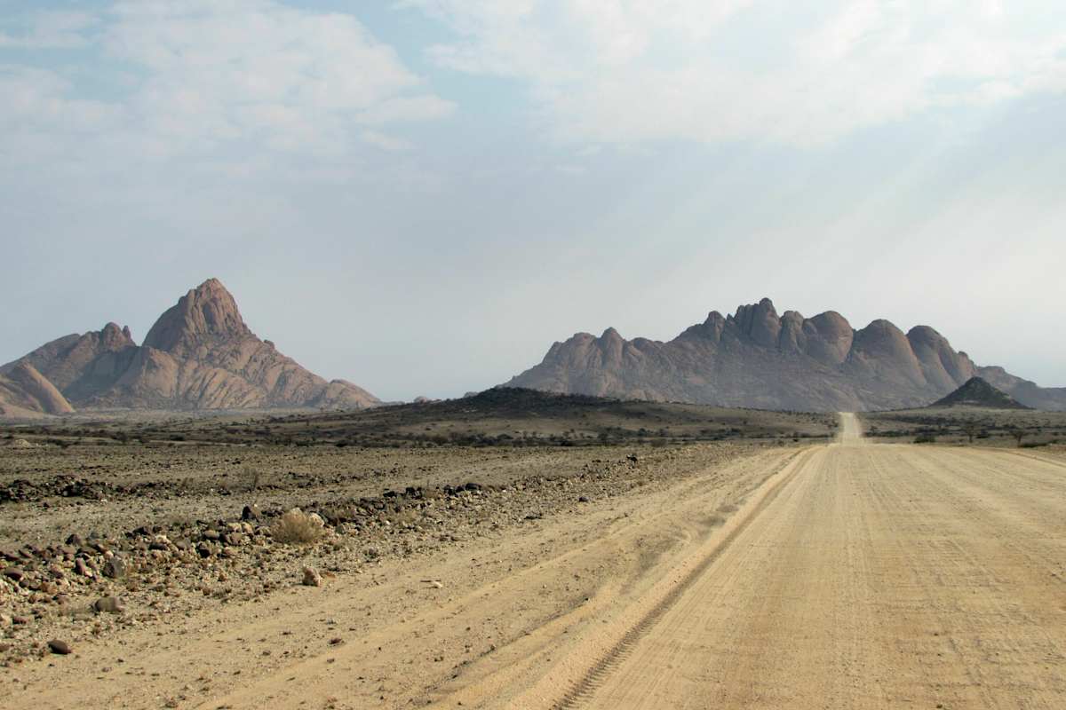 Spitzkoppe (links) und Pontoks (rechts)