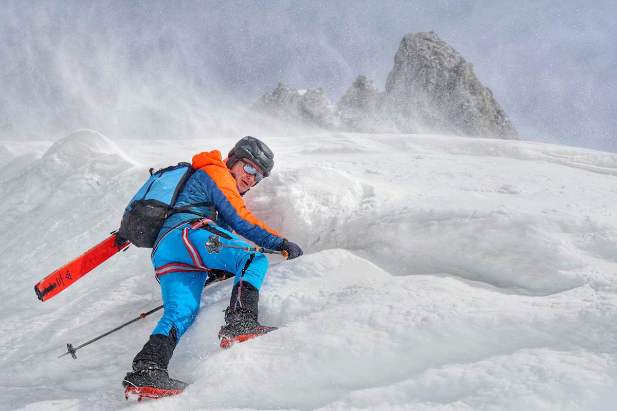 Skibergsteiger mit den XLC Nanotech Steigeisen von Camp