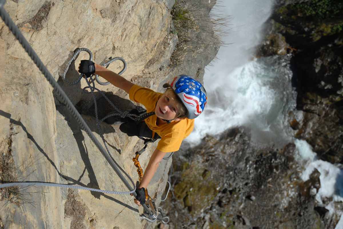 Kind am Klettersteig