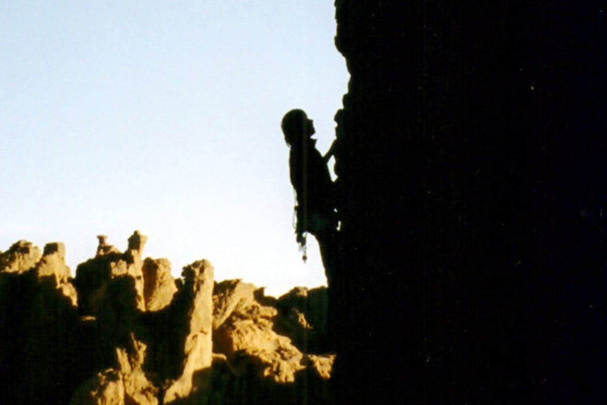 Simon Messner beim Klettern bei Tassili n'Ajjer