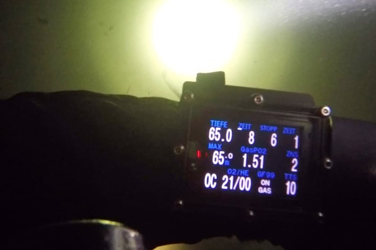 Der Tauchcomputer überwacht den Tauchgang