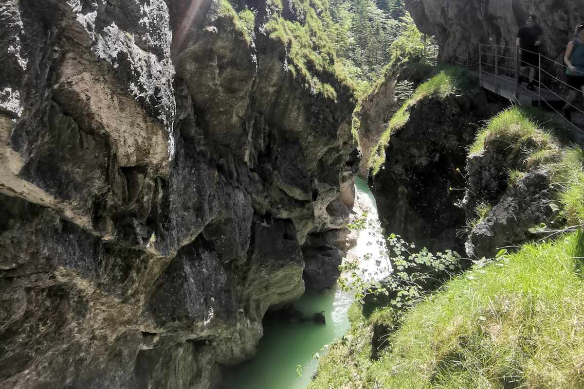 Blick zwischen den Felsen der Tiefenbachklamm hindurch