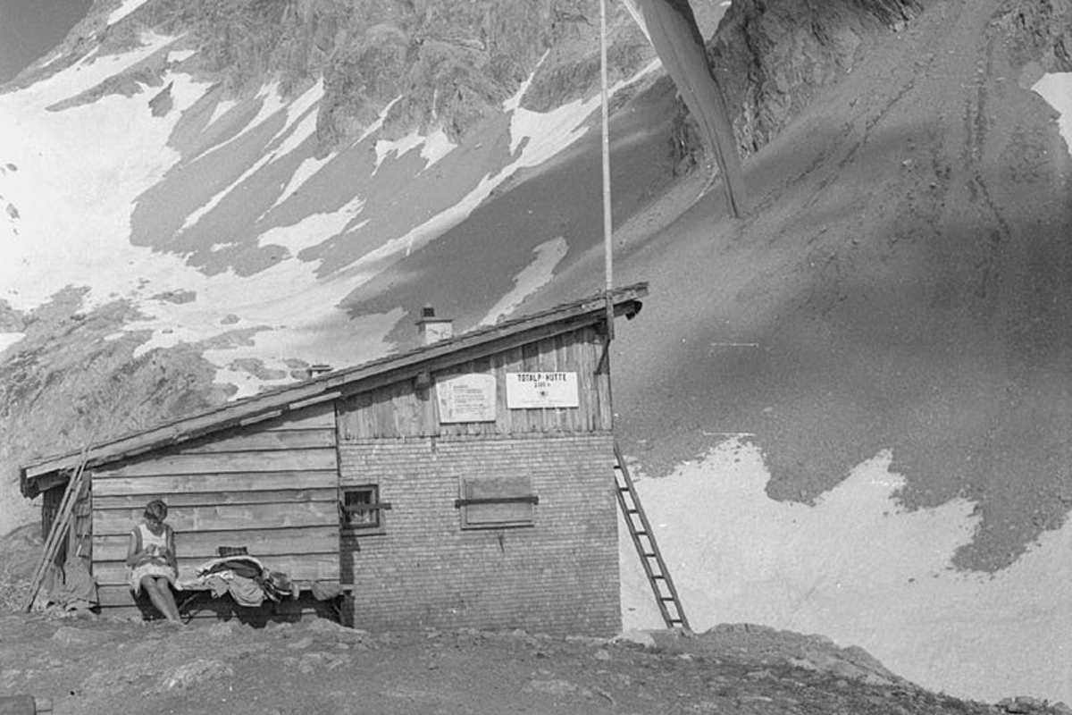 Die ursprüngliche Totalphütte gegen die Schesaplana